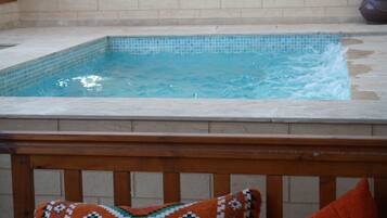 Piscina interna, guarda-sóis, espreguiçadeiras