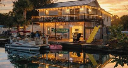 Waterfront Weeki Wachee Home w/ Dock & Game Room!