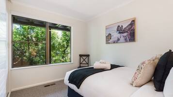 4 bedrooms, iron/ironing board, WiFi, bed sheets