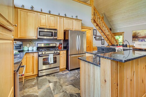 Ellijay Cabin w/ Hot Tub & Mountain Views