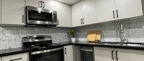 ثلاجة، ميكروويف، فرن، موقد طهي مسطح