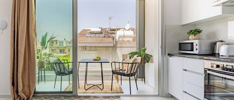 Studio, Multiple Bedrooms, Balcony, City View | Living room