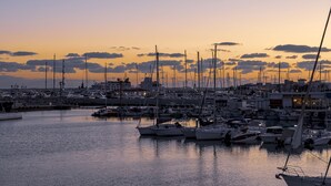 Ein Hafen im Abendlicht mit mehreren vertäuten Booten.