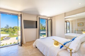 6 bedrooms, iron/ironing board, travel cot, WiFi