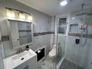 Shower, hair dryer, towels, soap - The Blue backyard studio suite!! Convenience and practicality in one place!! (Allentown)