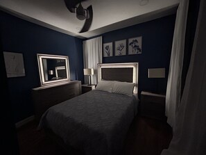 1 室のベッドルーム、デスク、アイロン / アイロン台、WiFi (無料)