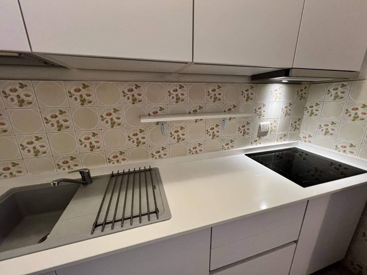 Lemari es, microwave, kompor, dan peralatan masak/sendok-piring