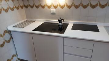 Fridge, microwave, stovetop, cookware/dishes/utensils