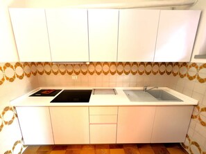 Fridge, microwave, stovetop, cookware/dishes/utensils - Delfini (Grosseto)