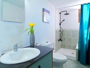 Articles de toilette écologiques, serviettes fournies, savon, shampoing