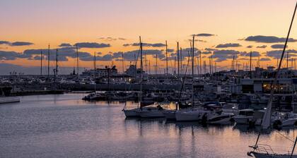 Sanders Cruise - Spacious 2-bdr Apt With Balcony