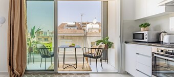 Sanders Cruise - Elegant Studio Apt With Balcony