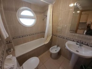 Towels, soap, shampoo, toilet paper - Parque Carolina (Costa del Silencio)