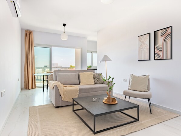 Huoneisto, 1 makuuhuone, parveke, kaupunkinäköala | Oleskelualue