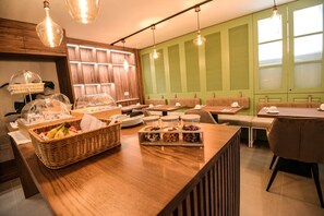 Free daily buffet breakfast - Aqueduct Boutique B&B (Victoria)