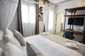 Deluxe Double Room | In-room safe, desk, blackout drapes, free WiFi - Aqueduct Boutique B&B (Victoria)