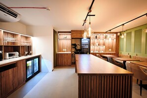 朝食 (ビュッフェ)、毎日提供 (無料)