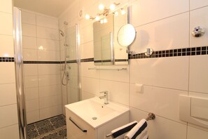 Dusche, Haartrockner, HandtĂŒcher, Seife