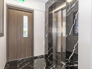 Monolocale, camere multiple, balcone, vista città | Facciata della struttura