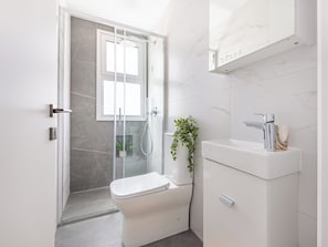 Bathroom - Sanders Cruise - Spacious Studio Apt With Balcony (Limassol)