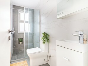 Appartement, 1 chambre, balcon, vue sur la ville | Salle de bain