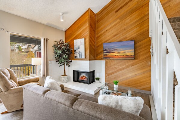 Smart TV, fireplace - Cozy Birch Bay Condo. Hot Tub. Winter End Sale - 205 (Blaine)