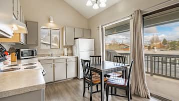 Coffee/tea maker, fridge, microwave, oven