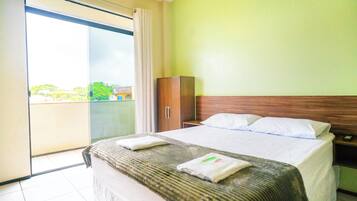 Habitación superior con 2 camas individuales | Escritorio, wifi gratis y ropa de cama