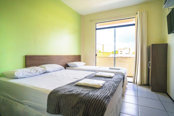 Escritorio, wifi gratis y ropa de cama