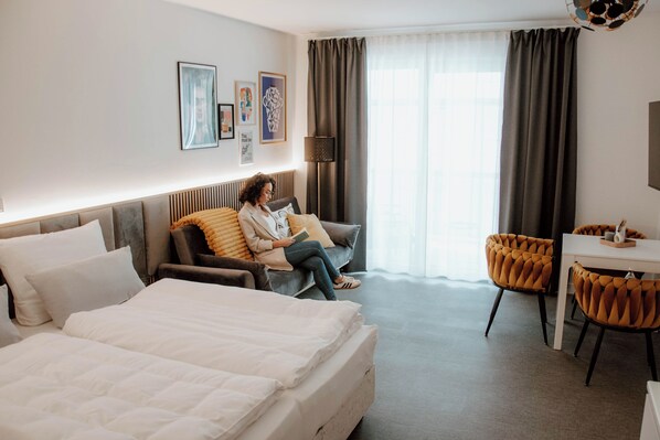 Deluxe Double Room | Hypo-allergenic bedding, in-room safe, individually decorated - GreenLeaf Regensburg (Sinzing)