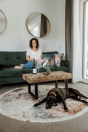 Luxury Apartment | Living area | 50-inch flat-screen TV with cable channels, TV, Netflix - GreenLeaf Regensburg (Sinzing)