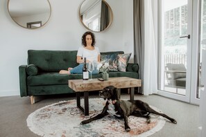 Luxury Apartment | Living area | 50-inch flat-screen TV with cable channels, TV, Netflix - GreenLeaf Regensburg (Sinzing)