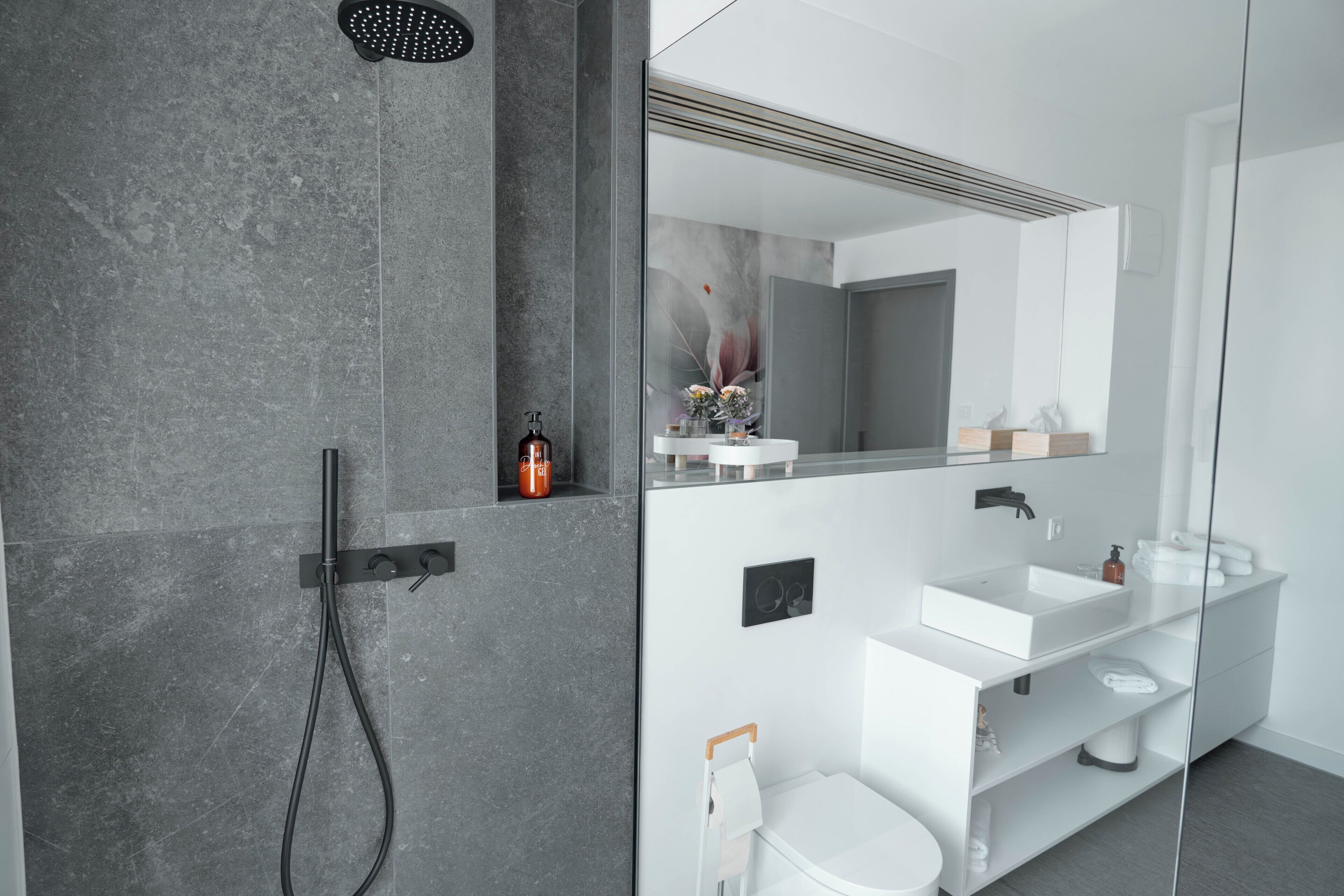 Luxury Apartment | Bathroom | Free toiletries, hair dryer, heated floors, towels
