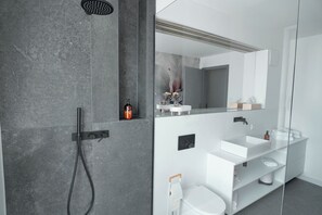 Luxury-Apartment | Badezimmer | Kostenlose Toilettenartikel, Haartrockner, Fußbodenheizung (Badezimmer)