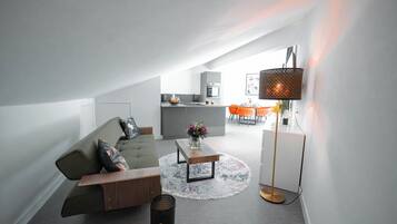 Penthouse Supérieur | Coin séjour | Télévision à écran plat de 50 pouces avec chaînes par câble, télévision