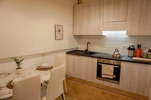 Fridge, oven, stovetop, coffee/tea maker
