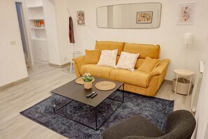 Smart-TV, Bücher, Stereoanlage