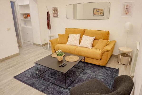 Smart TV, books, stereo