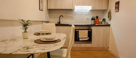 Fridge, oven, stovetop, coffee/tea maker