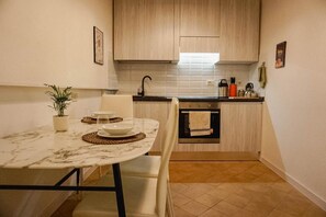 Fridge, oven, stovetop, coffee/tea maker