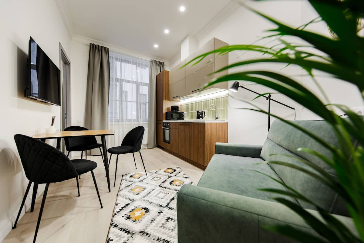 Standaard appartement | Woonruimte | Een 40-inch smart-tv met kabelzenders