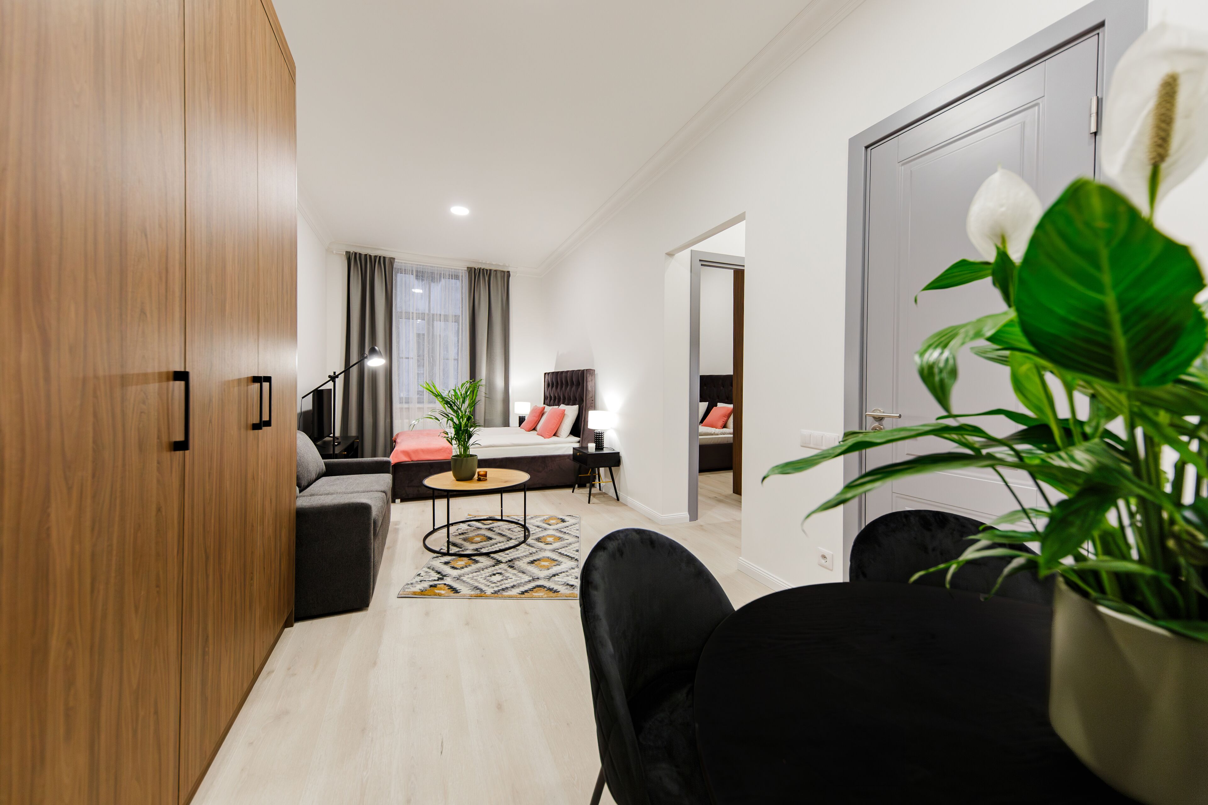 Ein modernes Wohnzimmer mit einer Couch, einem Couchtisch und einer Zimmerpflanze.
