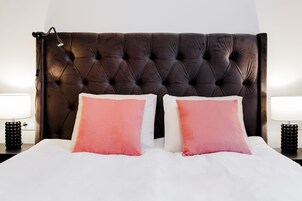 Ropa de cama hipoalergénica, minibar y escritorio 