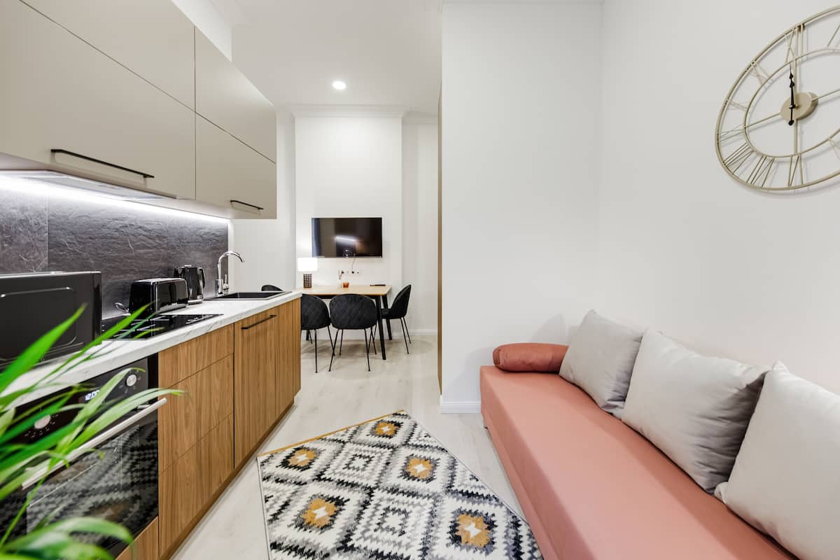 Appartement | Woonruimte | Een 40-inch smart-tv met kabelzenders