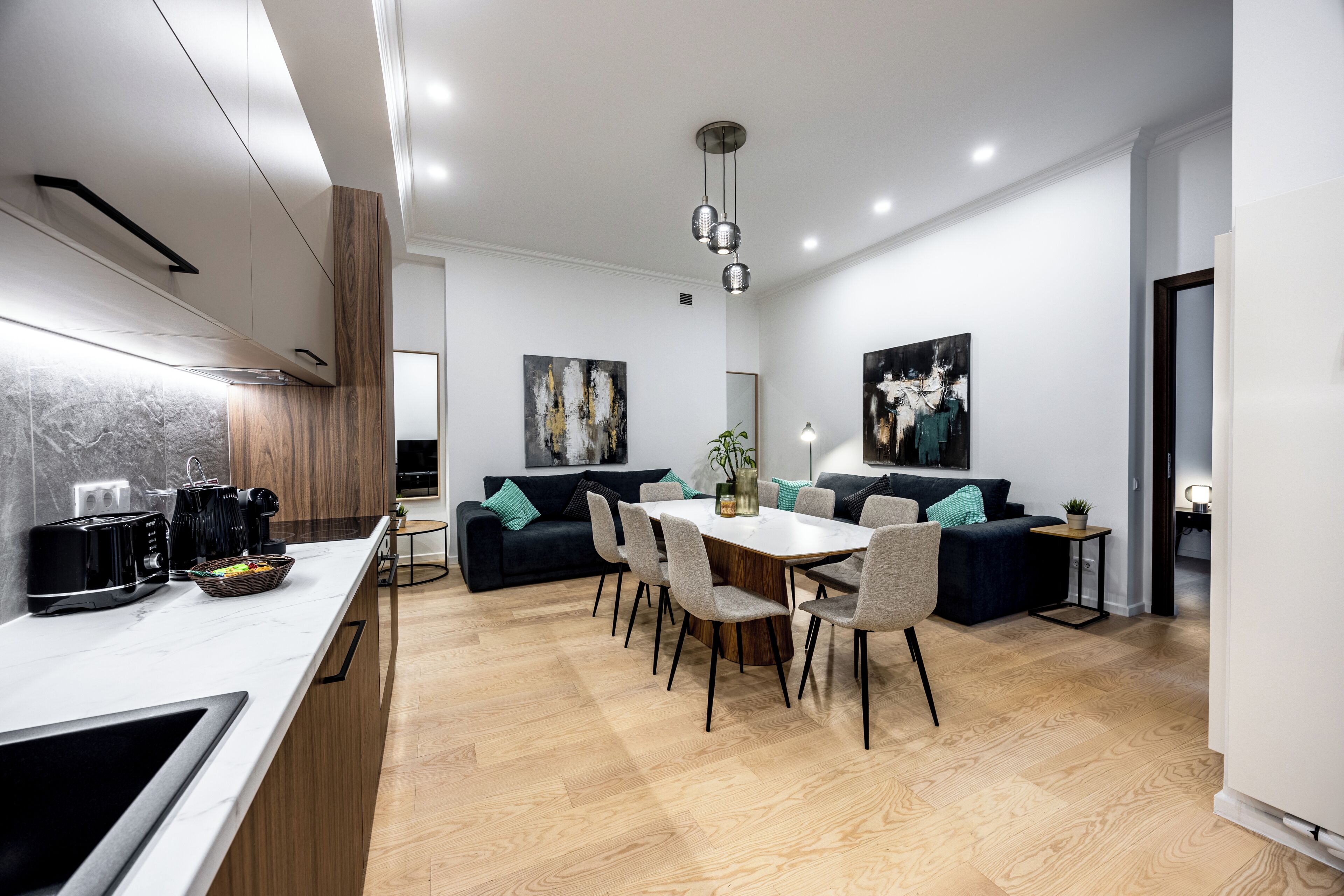 Une cuisine moderne avec un coin repas, des meubles en bois et un îlot central.