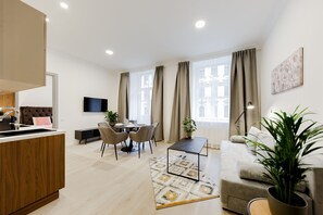 Superior-lejlighed | Opholdsområde | 40-tommers smart-tv med kabelkanaler