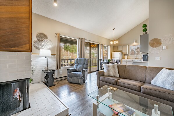 Smart TV, fireplace, table tennis - 2BR + Loft. Snow Season Stay. Hot Tub 207 (Blaine)