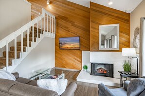 Smart TV, fireplace, table tennis - 2BR + Loft. Snow Season Stay. Hot Tub 207 (Blaine)