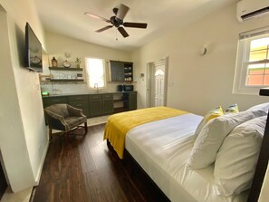 1 bedroom, iron/ironing board, WiFi, bed sheets - Cozy Gombey Cottage (Hamilton)