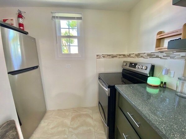 Fridge, microwave, toaster, blender - Cozy Gombey Cottage (Hamilton)